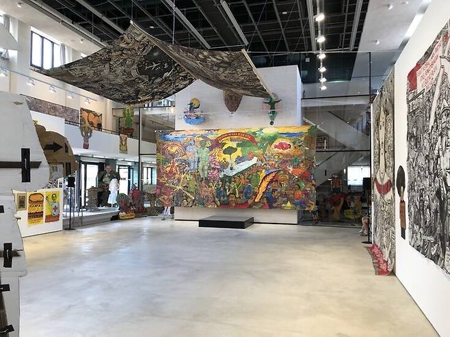 수영장을 개조해 만든 ‘할런바트 오스트’(Hallenbad Ost)란 전시 공간에서 펼친 인도네시아 작가그룹 타링 파디의 전시 모습. 타링 파디가 도쿠멘타에 내놓은 작품들 가운데 <민중의 정의>란 걸개그림은 반유대주의를 조장한다는 독일 내 유대인 단체 등의 비판이 제기되자 개막 직후 철거돼 ‘표현의 자유’ 논란을 촉발시켰다. 신보슬 큐레이터 제공