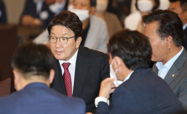 권성동 국민의힘 원내대표가 24일 오후 강원 춘천시 스카이컨벤션웨딩 2층 연회장에서 열린 국민의힘 제8회 지방선거 당선자 대회 및 워크숍에서 매서운 표정을 보이고 있다. 뉴시스