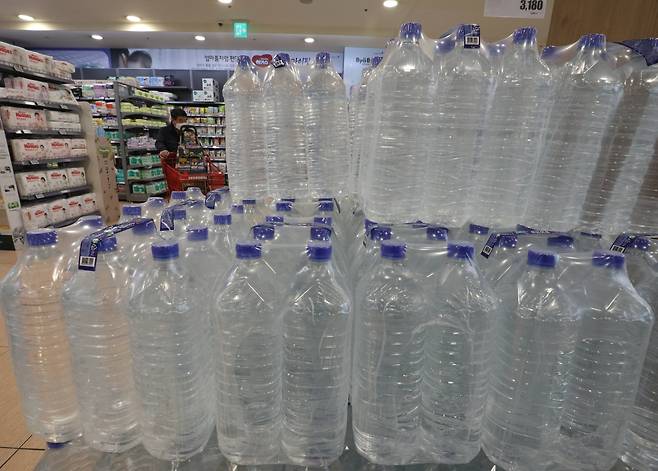 지난 3월 서울의 한 대형마트에 가득 쌓여 있는 무라벨 페트병 생수. 뉴스1