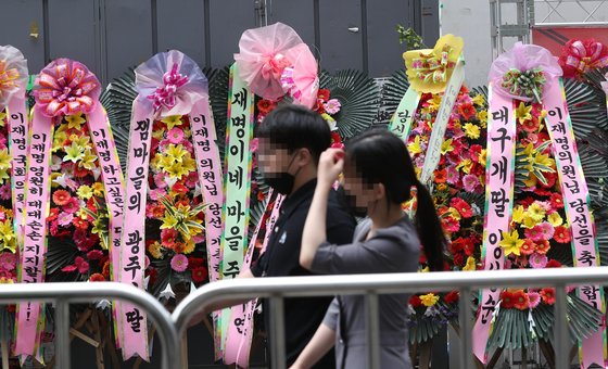 지난 6일 오전 서울 여의도 더불어민주당 중앙당사 들머리에 이재명 의원 지지자들이 보내온 화환들이 놓여있다. 뉴스1