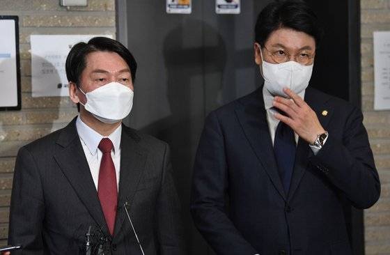 대선 직후인 3월 11일 안철수 당시 국민의당 대표가 서울 여의도 국민의힘 당사에서 윤석열 대통령 당선인과 '도시락 오찬'을 마치고 취재진 질문에 답하고 있다. 오른쪽은 장제원 당선인 비서실장. 뉴스1