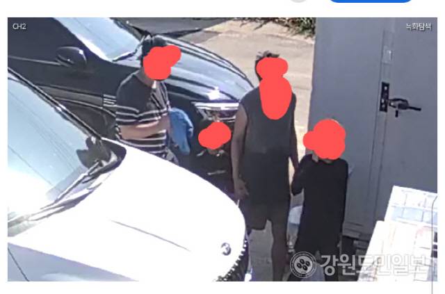 ▲ 26일 온라인 커뮤니티 보배드림에 올라온 ‘강원 고성 역대급 카니발 가족을 소개합니다’글 CCTV 캡처 화면 [보배드림]