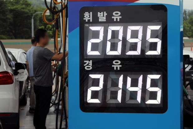 주유소에서 시민들이 차에 기름을 넣고 있다. 사진=뉴스1