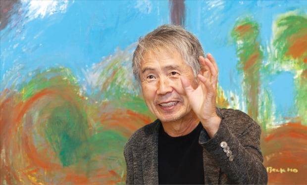 가수 최백호가 인기 작가 콰야와 함께 2인전 ‘희미해졌거나 사라져버린 것에 대하여’를 열고 있는 경기 화성의 롯데백화점 동탄점 내 갤러리에서 뒤늦게 붓을 잡게 된 이유와 화가로서의 꿈에 대해 이야기하고 있다.  임대철 한경디지털랩 기자