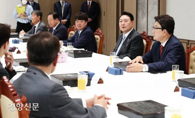 윤석열 대통령이 지난 10일 용산 대통령실 청사에서 국민의힘 지도부와 오찬 회동을 하면서 이준석 대표(왼쪽에서 세번째) 등 참석자들과 대화하고 있다. 대통령실사진기자단