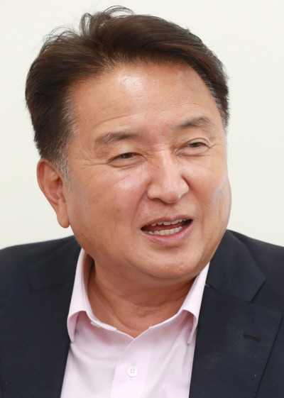 김영환 충북도지사 당선인이 지난 18일 인수위원회 사무실에서 도정계획에 관해 설명하고 있다. 충북도 제공