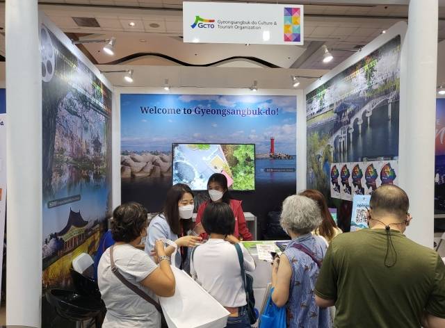 경북문화관광공사 직원이 부스 참가자들에게 경북도내 관광지를 소개하고 있다.  경북문화관광공사 제공