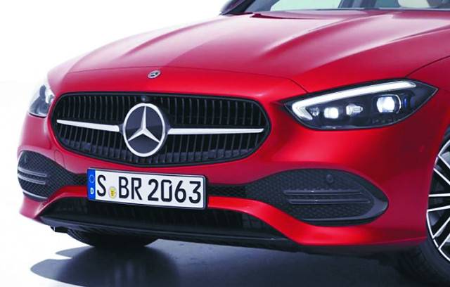 벤츠 C200 아방가르드의 앞면 모습. 라디에이터 그릴 중앙에 굵은 은색 크롬 라인이 가로로 뻗어 있고 정가운데 커다란 벤츠 삼각별 로고가 보인다. 메르세데스 벤츠 코리아 제공