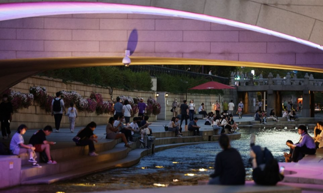 열대야를 이기지 못하고 거리로 나온 시민들. / 사진=연합뉴스