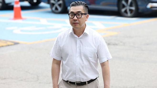 김건희 여사 팬카페인 '건사랑'의 이승환 대표가 26일 오후 서울 서초경찰서에서 인터넷 언론사 '서울의소리'의 정 모 기자를 허위사실에 의한 명예훼손 혐의로 고발한 것과 관련해 고발인 조사를 받기 위해 출석하고 있다. / 사진=연합뉴스