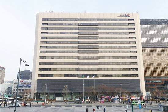 '디지코' 전략이 착착 실행되면서 KT 주가는 순항 중이다. 사진은 KT 광화문 사옥. (KT 제공)