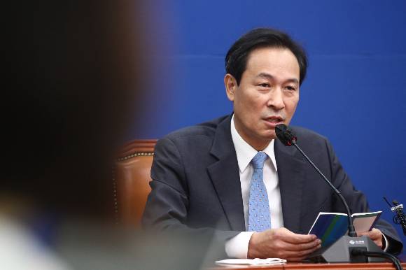 우상호 더불어민주당 비상대책위원장이 26일 서울 여의도 국회에서 열린 기자간담회에서 발언하고 있다./사진=공동취재