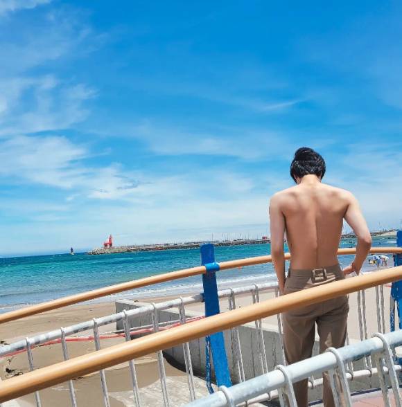 그룹 방탄소년단 멤버 진이 26일 등근육 사진을 공개했다. /사진=진 인스타그램 캡처