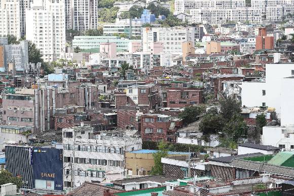 서울 강서구와 관악구 등 수도권 일대에서 이른바 '갭투자'로 전세보증금 사기를 친 혐의를 받는 '세모녀' 가운데 모친이 재판에 넘겨졌다. 사진은 서울 시내의 빌라촌./사진=뉴스1