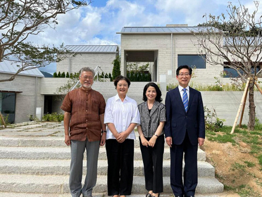 26일 문재인 전 대통령의 경남 양산시 평산마을 사저에서 함께 기념촬영을 한 양승조 충남지사 부부. 양 지사 페이스북 캡처