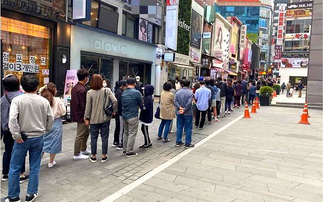 서울 시내 한 음식점 앞에서 입장을 기다리는 손님들이 줄을 서고 있다. [온라인 커뮤니티 ‘더쿠’]