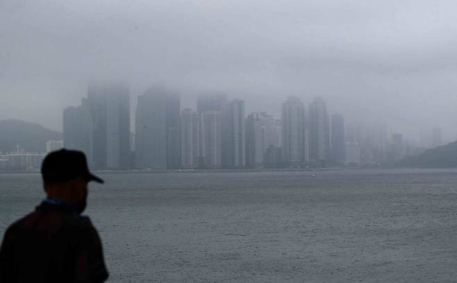 본격적인 장마가 시작된 지난 23일 오후 부산 하늘에 먹구름이 드리워져 있다. [연합]