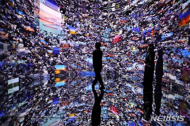 [서울=뉴시스] 박진희 기자 = 서울디자인재단과 자하 하디드 건축사무소(ZHA: Zaha Hadid Architects) 공동기획으로 준비한 기획전 ‘시작된 미래 Meta-Horizons: The Future Now’ 개막을 앞둔 25일 서울 동대문구 DDP 디자인박물관에서 디지털 미디어, 아카이브, VR 등 자하 하디드의 미래 건축 기술을 선보이고 있다. 사진은 아키텍팅 메타버스(Architecting the Metaverse)이며 ZHA의 건축 디자인과 레픽 아나돌 스튜디오(RAS: Refik Anadol Studio)의 AI가 만들어낸 몰입감 있는 공간 경험을 통해 가상 세계 및 물리적 세계의 건축과 인공지능에 대한 다양한 담론을 살펴볼 기회를 제공한다. 자하 하디드 건축사무소는 건축가 자하 하디드(Zaha Hadid)가 설립한 건축사무소다. 2016년에 타계한 자하 하디드는 서울 동대문디자인플라자(DDP)를 설계했으며, 건축계의 노벨상으로 불리는 ′프리츠커 건축상(Pritzker Architecture Prize)’을 수상한 최초의 여성 건축가이다. 2022.05.25. pak7130@newsis.com