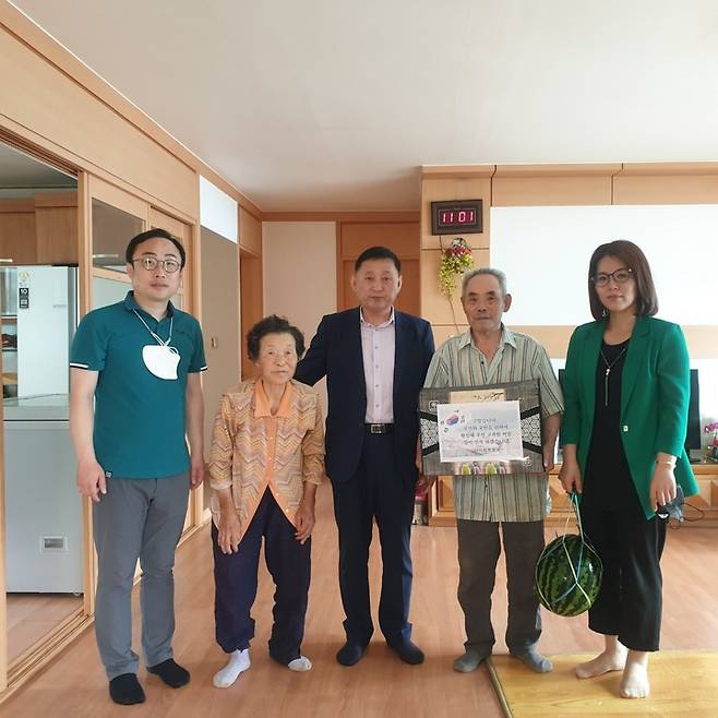 곽병천 다사읍번영회장(중앙)이 26일 6·25 전쟁 참전용사인 정호구(91)씨 부부에게 감사 선물을 전달했다.    *재판매 및 DB 금지