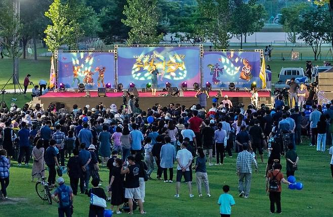 [증평=뉴시스] 강신욱 기자 = 25일 오후 충북 증평군 증평읍 보강천 미루나무숲에서 2022 증평예술제 전야제 공연이 진행되고 있다. 2022.06.25. photo@newsis.com *재판매 및 DB 금지