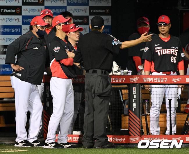 [OSEN=잠실, 지형준 기자]8회말 2사 1,2루에서 KIA 서재응 코치가 두산 페르난데스 타석에 마운드에 2번 방문해 장현식을 정해영으로 교체했다. 동일 타자에 코치가 마운드에 2번 방문할 수 없다는 규칙에 의해 김종국 감독은 퇴장. 이민호 구심에 KIA 더그아웃에서 김종국 감독과 코치진에 판정을 설명하고 있다. 2022.06.25 /jpnews@osen.co.kr