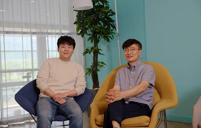 울산과학기술원(UNIST) 고명곤 교수(오른쪽)와 제1저자인 변성준 연구원. 울산과학기술원 제공.