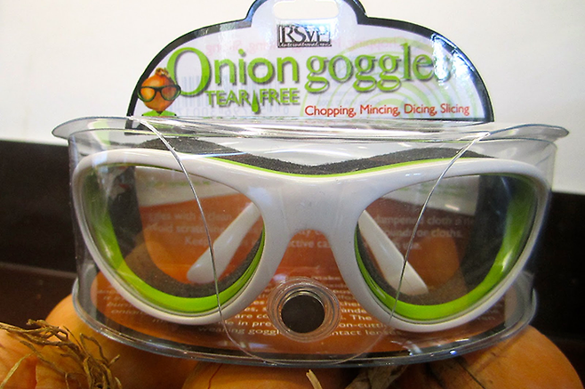 양파 깎기를 위한 고글. 출처=mattbslovefood.blogspot.kr