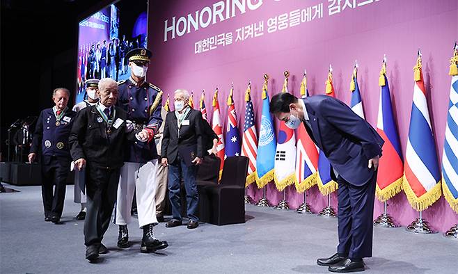 윤석열 대통령이 6·25전쟁 72주년을 하루 앞둔 지난 24일 서울 중구 신라호텔에서 열린 국군 및 유엔군 참전유공자 초청 오찬에서 유엔 참전용사에게 평화의 사도 메달을 수여한 뒤 고개숙여 인사하고 있다. 연합뉴스