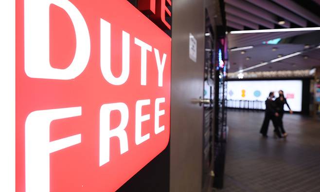 원/달러 환율이 1,300원대를 넘어서면서 어려움을 겪고 있는 면세업계가 자구책 마련에 한창이다. 26일&nbsp;서울 시내의 한 면세점 입구가 한산하다. 연합뉴스