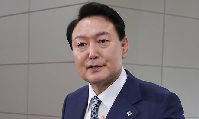 윤석열 대통령이 24일 서울 용산 대통령실 청사로 출근하며 취재진의 질문에 답하고 있다. 대통령실사진기자단