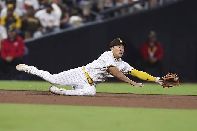 샌디에이고 파드리스 김하성이 26일(한국시간) 미국 캘리포니아주 샌디에이고 펫코 파크에서 열린 2022 미국프로야구 메이저리그(MLB) 필라델피아 필리스전 9회초 2사 상황에서 몸을 던져 타구를 잡아내고 있다. 샌디에이고 AP 연합뉴스
