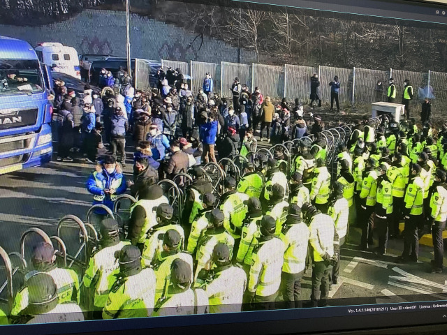 2월 22일 택배노조가 불법으로 CJ대한통운 곤지암메가허브에 진입해 출차를 막아서며 경찰과 대치하고 있다. CJ대한통운 제공