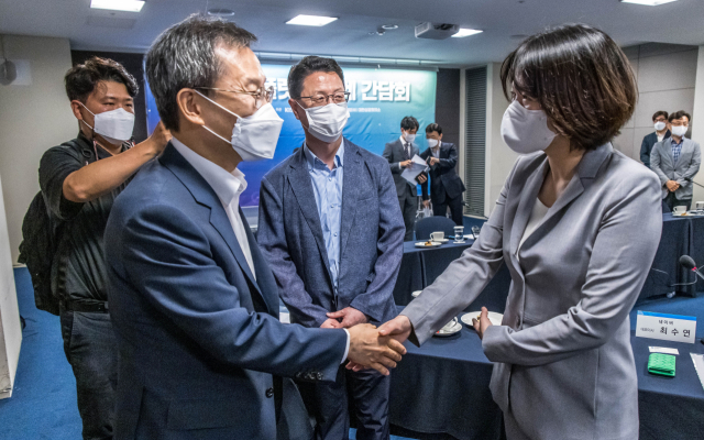 이종호 과학기술정보통신부 장관(왼쪽)과최수연 네이버 대표가 22일 오전 서울 중구 대한상공회의소에서 열린 디지털 플랫폼 업계 간담회에서 인사를 나누고 있다. 연합뉴스