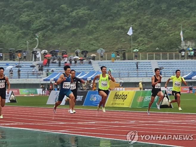 강한 비를 뚫고 역주하는 김국영 김국영(669번)이 23일 강원도 정선종합운동장에서 열린 제76회 전국육상경기선수권 남자 100ｍ 결선에서 강한 비를 뚫고 역주하고 있다. 2022.6.23 jiks79@yna.co.kr