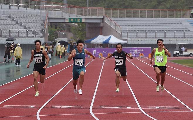 강한 비를 뚫고 달리는 김국영 [대한육상연맹 제공. 재판매 및 DB금지]