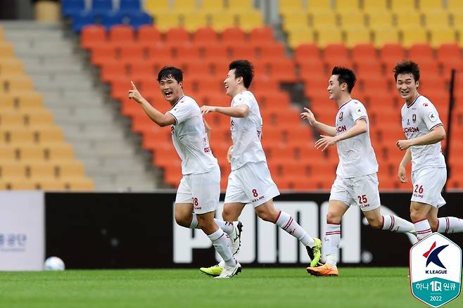 안재준(왼쪽)의 골에 기뻐하는 부천 선수들 [한국프로축구연맹 제공. 재판매 및 DB 금지]