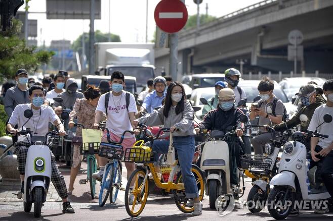 단계적 일상 회복에 나서는 중국 베이징 시민들 [AP=연합뉴스자료사진, 재판매 및 DB 금지]