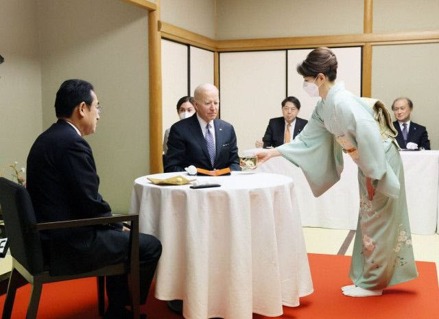 기시다 총리의 부인 유코 여사가 지난달 일본식 옷차림으로 함께해 조 바이든 미국 대통령에게 차를 직접 대접하고 있다. (사진=일본 총리 관저 트위터)
