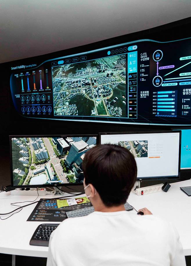 ‘서울 미래 모빌리티 센터’ 관제실에서 디지털 트윈으로 구현된 상암 자율주행 시범운영지구의 관제를 진행하고 있는 모습.