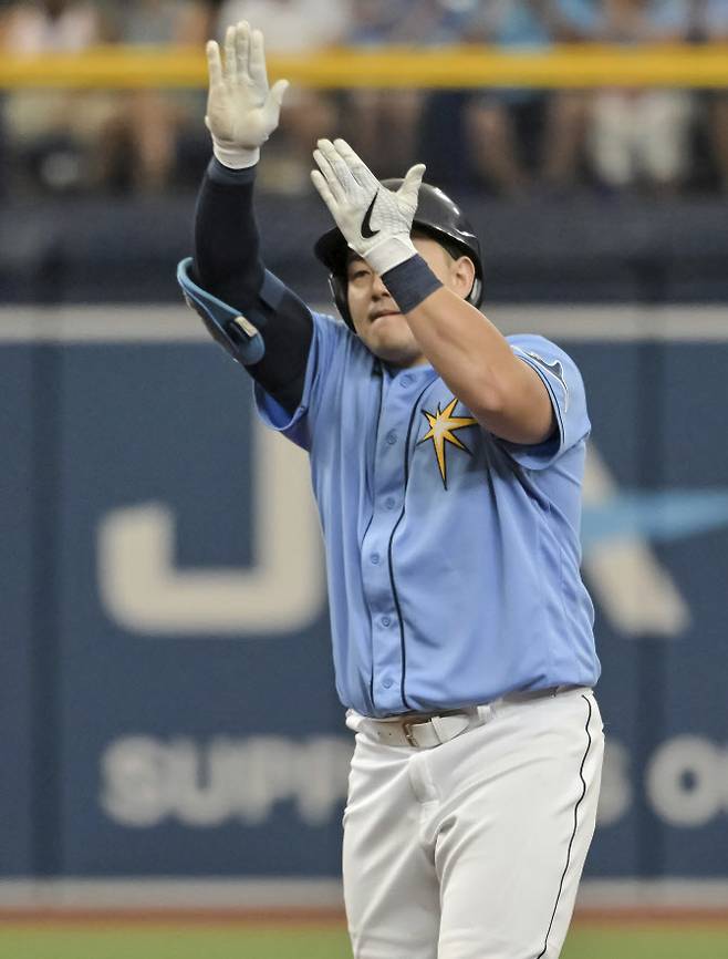 탬파베이 레이스 최지만이 2루타를 때린 뒤 기쁨의 세리머니를 펼치고 있다. 사진=AP PHOTO