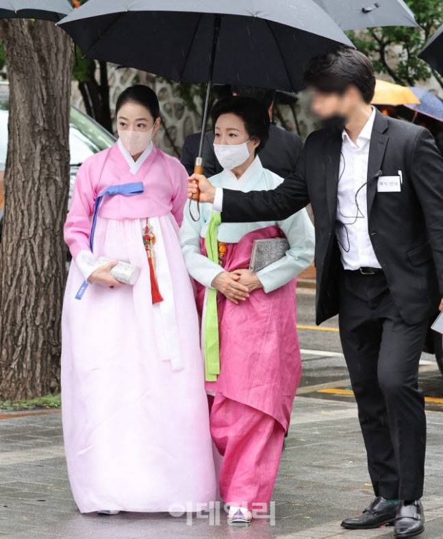 정대선 현대비에스엔씨 사장의 아내인 노현정 전 KBS 아나운서(왼쪽)가 27일 오후 서울 중구 정동제일교회에서 열린 정의선 현대차그룹 회장의 장녀 진희 씨의 결혼식에 시어머니 이행자 여사와 참석하고 있다.(사진=이데일리 노진환 기자)