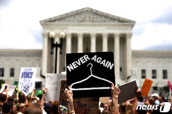 낙태권 옹호 단체가 2022년 6월24일(현지시간) 미 연방대법원이 낙태권을 인정한 '로 대 웨이드' 결정을 뒤집는 판결을 내리자 미국 대법원 밖에서 시위를 벌이고 있다. © 로이터=뉴스1 © News1 김현 특파원