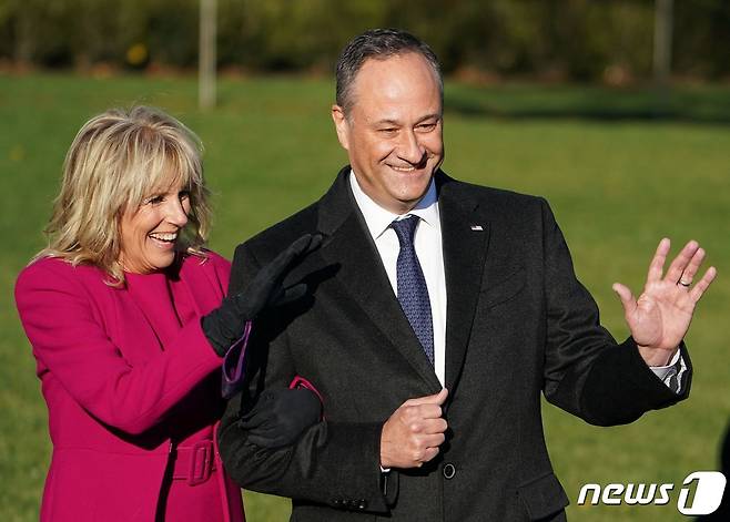 조 바이든 미국 대통령의 부인 질 바이든 여사와 카멀라 해리스 부통령의 남편 더그 엠호프가 15일(현지시간) 워싱턴 백악관에서 열린 1조 달러 규모의 인프라 투자 법안 서명식에 참석을 하고 있다. © AFP=뉴스1 © News1 우동명 기자