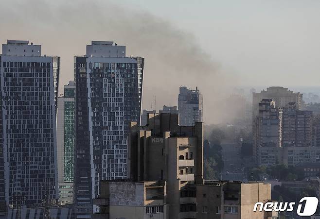 26일(현지시간) 우크라이나 수도 키이우에서 미사일 공격 후 연기가 치솟고 있다. 2022.06.26/뉴스1 © 로이터=뉴스1 © News1 김민수 기자