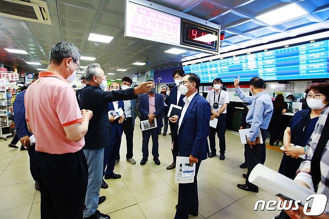 이완섭 서산시장 인수위원회(위원장 조규선)가 지난 24일 서산버스터미널 현장을 방문해 현안을 점검하고 있다. © 뉴스1