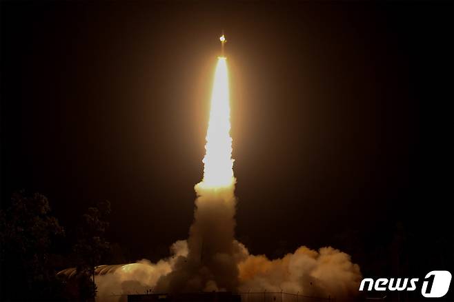27일(현지시간) 0시 호주 노던 준주(州) 눌런부이의 아넘 우주센터에서 NASA 위성이 발사대를 떠났다. NASA가 해외 상업용 발사기지에서 위성을 쏘아 올린 것은 이번이 처음이다. © AFP=뉴스1 © News1 김예슬 기자
