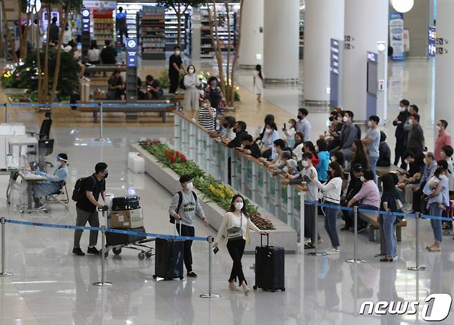 인천국제공항 2터미널이 입국객과 환영객들로 붐비고 있다.  News1 신웅수 기자