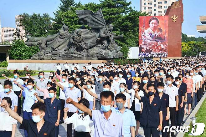 (평양 노동신문=뉴스1) = 북한이 지난 25일 한국전쟁 72주년을 맞아 '6·25 미제반대투쟁의 날' 평양시 군중집회를 진행하는 모습. [국내에서만 사용가능. 재배포 금지. DB 금지. For Use Only in the Republic of Korea. Redistribution Prohibited] rodongphoto@news1.kr