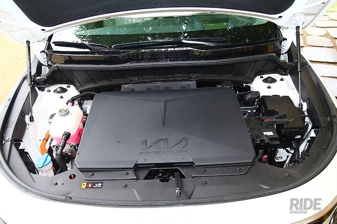 엔진룸에는 작은 수납공간도 마련되어 있다