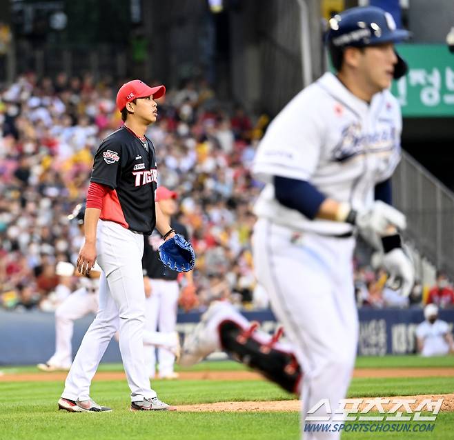 노히트 행진을 이어가던 6회말 2사 1,2루 위기, 두산 양석환에 1타점 적시타를 허용하고 말았다. 이날 경기 첫번째 피안타였다.